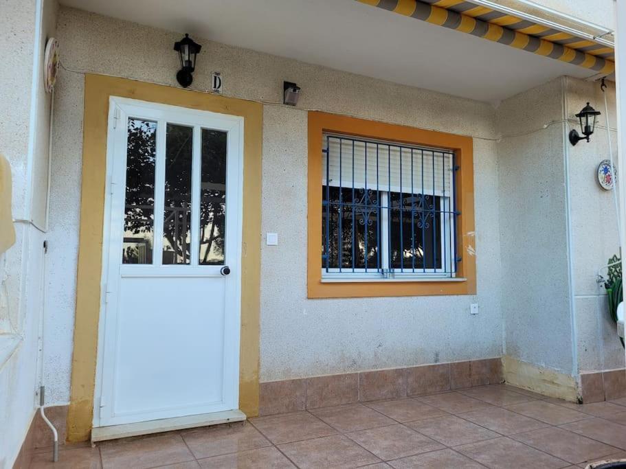 Apartamento Bajo Con Terraza Y Piscina Torrevieja Esterno foto